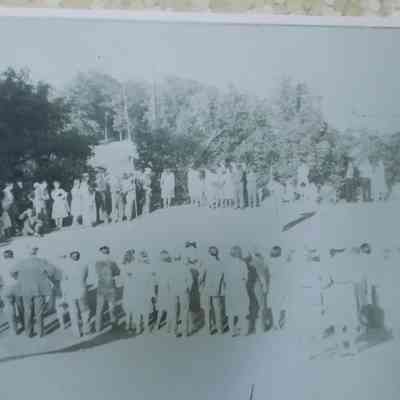 Crowd gathering around DiStefano playing golf