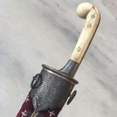 Boar tooth handle: Handle and collar view