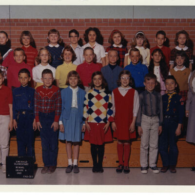 Emerald Elementary School 4th grade class photograph
