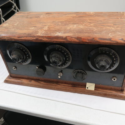 Top and front of radio.: Origsize: 9.5" (h) x 21" (w) x; Origformat: Artifact