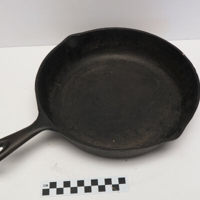 Top of pan: Origsize: 2.25" (h) x 14.5" (w; Origformat: Artifact