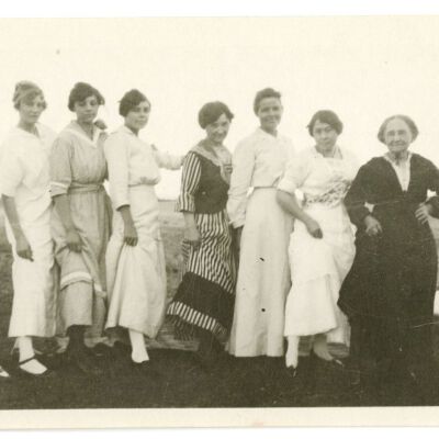 Frances Cron posing with sisters and friends: Origsize: Unknown; Origformat: Print-Photographic; Resolution: 300dpi