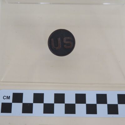 Front of pin: Origsize: 1" (dia); Origformat: Artifact