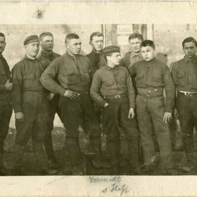 Soldiers posing in a group, circa 1918: Origsize: 3.5" x 5.5"; Origformat: Print-Photographic; Resolution: 950dpi