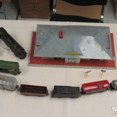 All pieces in train set: Origsize: 7" (h) x 5" (w) x 12; Origformat: Artifact