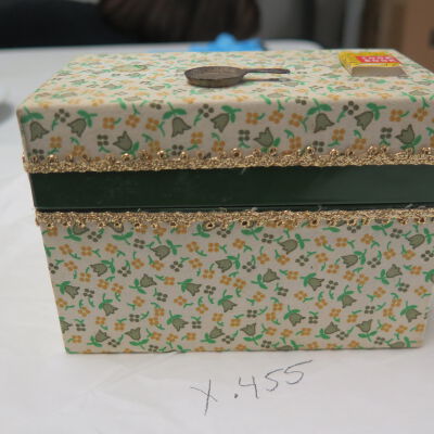 Side of recipe box.: Origsize: 3.75" (h) x 5.25" (w; Origformat: Artifact