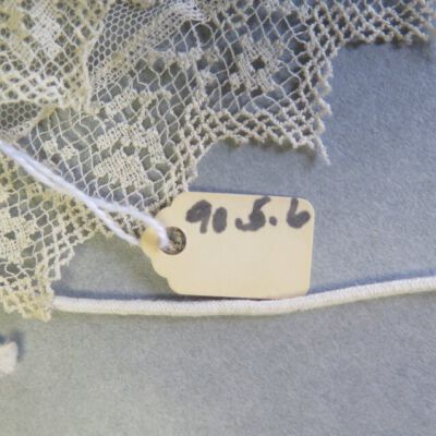 Number of cap: Origsize: 9" (w) x 13" (l); Origformat: Artifact