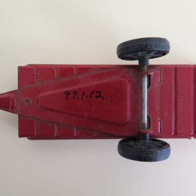 Bottom of spreader: Origsize: 3" (h) x 2" (w) x 11; Origformat: Artifact