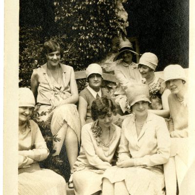 8 Women