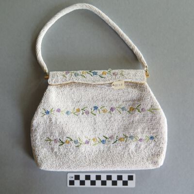 Front of purse: Origsize: 7" (w) x 10" (l); Origformat: Artifact