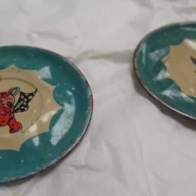 Set of two metal plates with dog design: Origsize: 5.25" (d); Origformat: Artifact