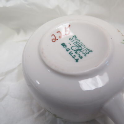Bottom of cup: Origsize: 2.5" (h) x 4.25" (di; Origformat: Artifact