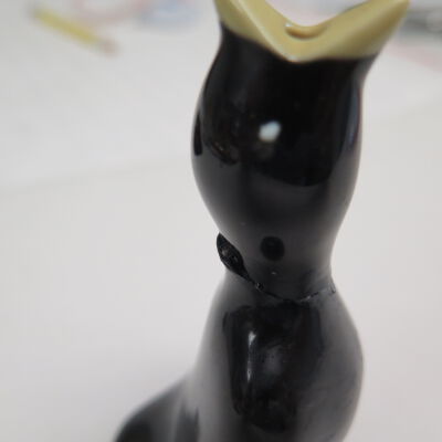 Close up of pie bird.: Origsize: 4" (h) x 2" (w) x 1"; Origformat: Artifact
