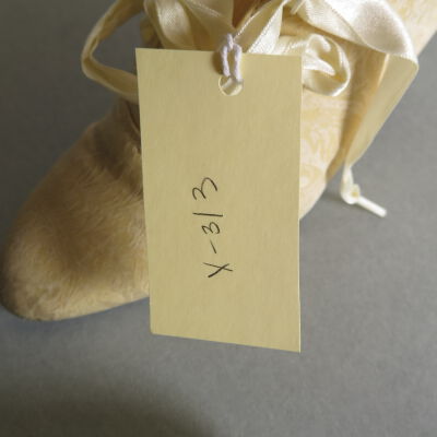Number of shoe: Origsize: 9" (h) x 3" (w) x 5"; Origformat: Artifact