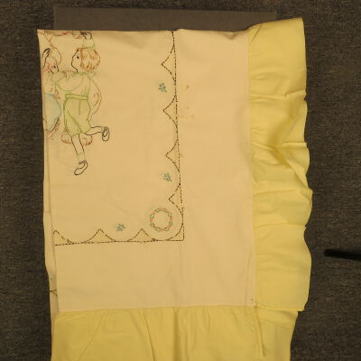 Child's Bedspread - Yellow Ruffle