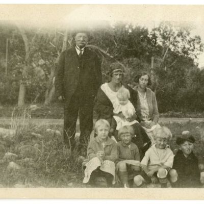 William Brown with his daughters and grandchildren, circa 1925: Origsize: Unknown; Origformat: Print-Photographic; Resolution: 300dpi
