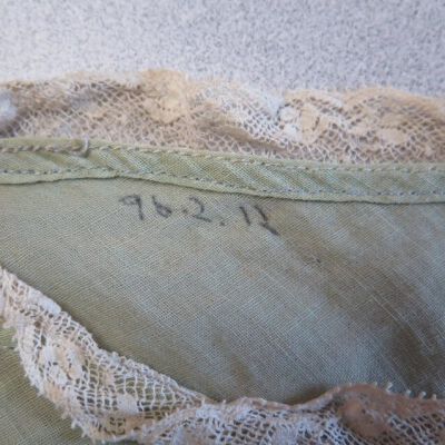 Number of chemise: Origsize: 17" (w) x 23" (l); Origformat: Artifact