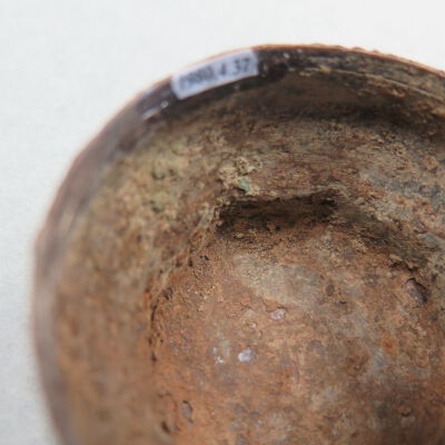 Number of lid.: Origsize: 1.25" (h) x 2.25" (d; Origformat: Artifact