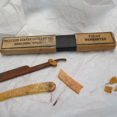 Razor and box: Origsize: 0.75" (h) x 1.25" (w; Origformat: Artifact