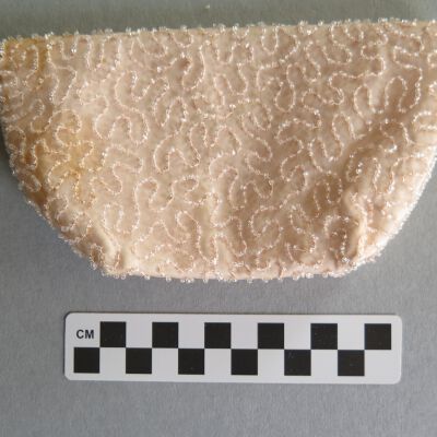 Back of purse: Origsize: 1" (h) x 3.5" (w) x; Origformat: Artifact
