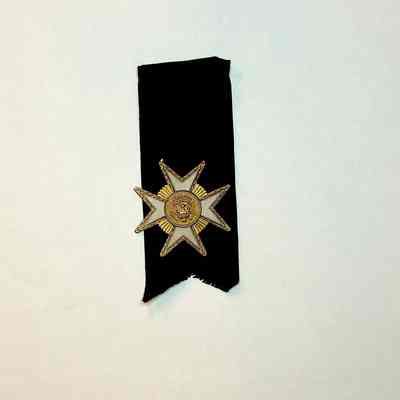 Medallion: Gold and white with eagle. Knights Templar