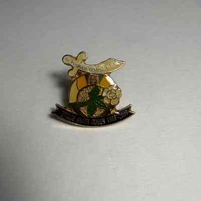 Pin: "Al Phurah Temple D.O.N./Vernice Smith Queen 1999-2000". Donated by PGM James O. Wood (2000)