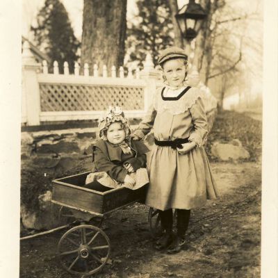 Hope Lewis Bedell and Julia Hoyt