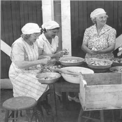 Victory Gardens canning