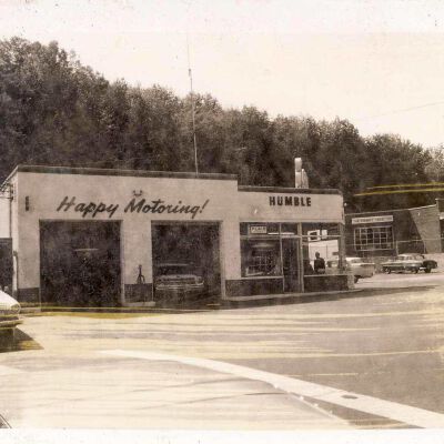 Esso Service Station, Bedford Village