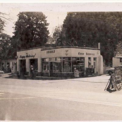 Esso Service Station, Bedford Village