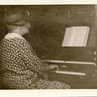 Mrs. E. Williamson at the organ in Bedford Presbyterian Church