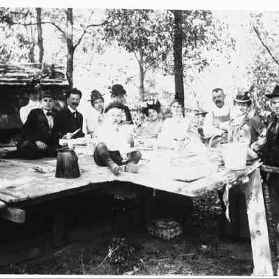 "CB&D Bridge, Dardenne". Mrs. D.B. Hussey, Mr. D.B. Hussey, Mrs. Cora Silve, Laura Linnemann, Hulda Linnemann, Alice Linnemann, Mr. J.E. Strief, Mr. A. Thildelband, Carol Linnemann, Robert Linnemann, James Nolan, Robt. Hussey, October 6, 1901