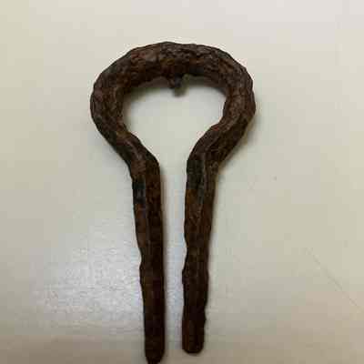 Hairpin-shaped object