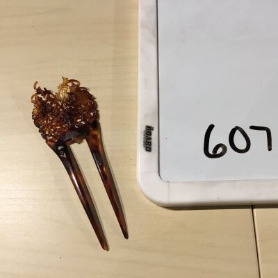 607