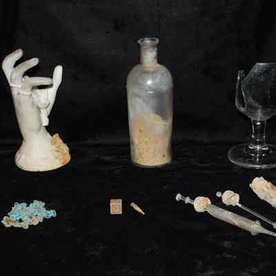 "Trick die" with other items found in the same privy