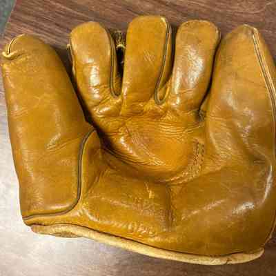 Wilson Sporting Goods, baseball glove, Chicago, 1940s