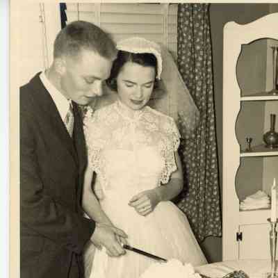 Sid and Beth Mead cutting wedding cake