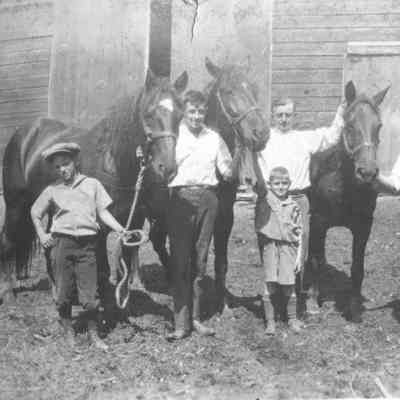 1926 Henry Vogel and family with horses