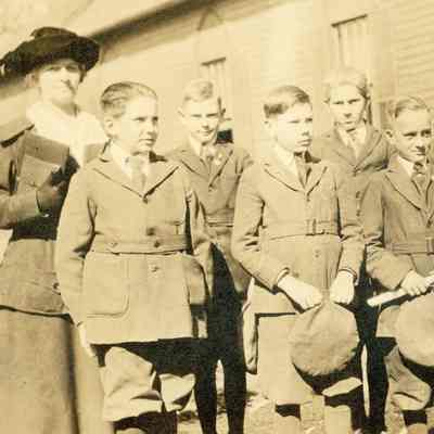 Students &Teacher 1922