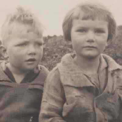 Sidney and Elizabeth Mead as children,1928