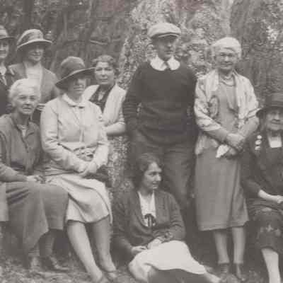 Mrs.Mead and her mother, Mrs.Kennedy, with a group in Florida, 1927