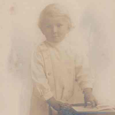 Elmore or Ruth Fraleigh as a child