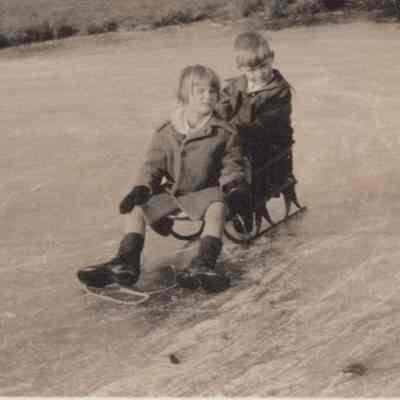 Gordon, Jr. and Elisabeth Mead on a sled, 1925