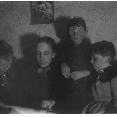 Nena Teator reading to children
