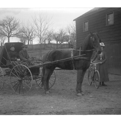 Rev. Maar in a carriage and two women