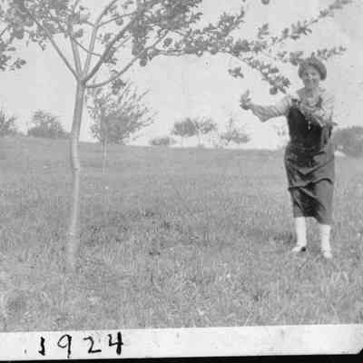 1924 Two women picking apples, Vogel Farm