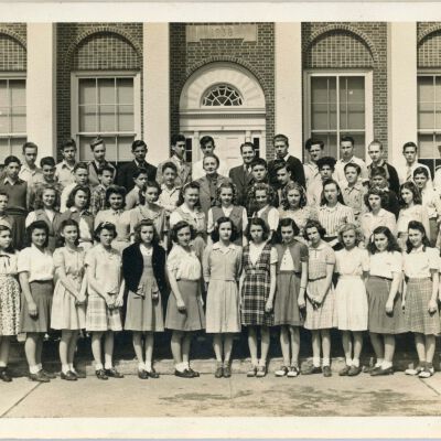 M. Doty with eighth grade students, 1945