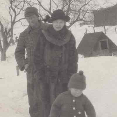 Mead Family in the snow, 1923