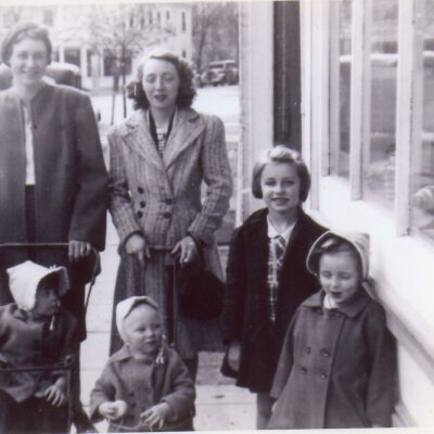 Margaret "Honey" Schutte Stockenberg, Gertrude Schutte Ludwig and four children, 1946
