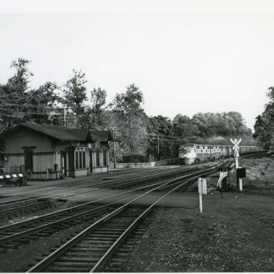 Train entering Barrytown Station